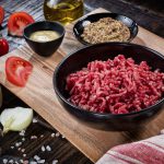 Tatar, czyli mięsna uczta dla każdego smakosza – jak go poprawnie przyrządzić?
